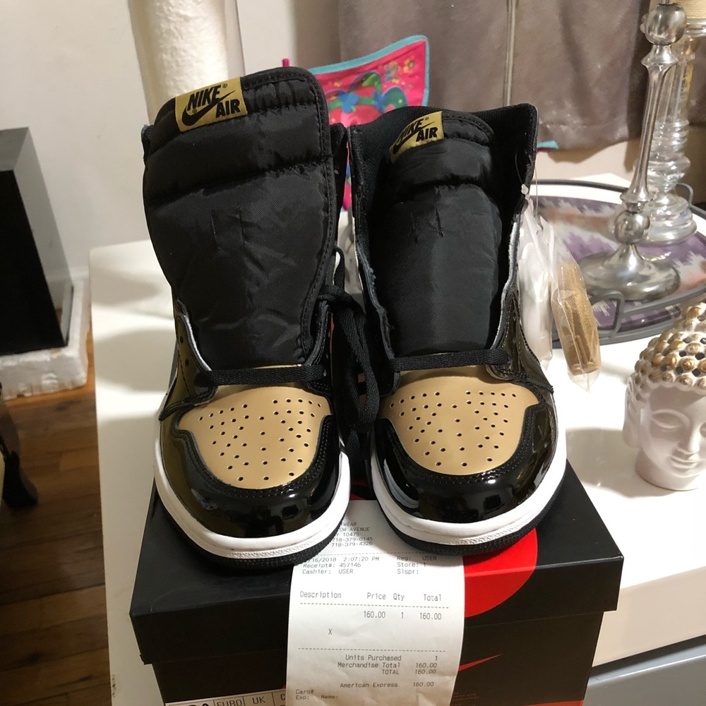 Retro 1 gold toe size 8.5 men women size 10